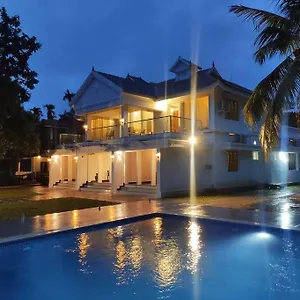 Villa Riveria Portico - River Side 6 Bedroom Private Pool, North Paravur